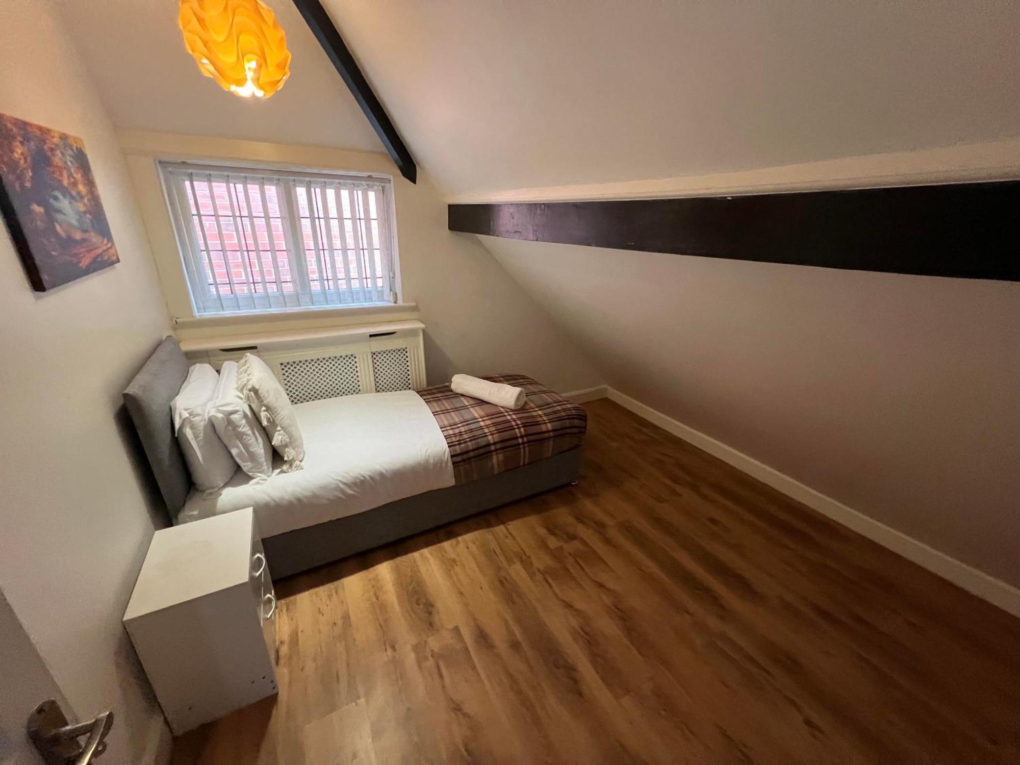 Large 8 Bedroom House In Edgbaston Apartment