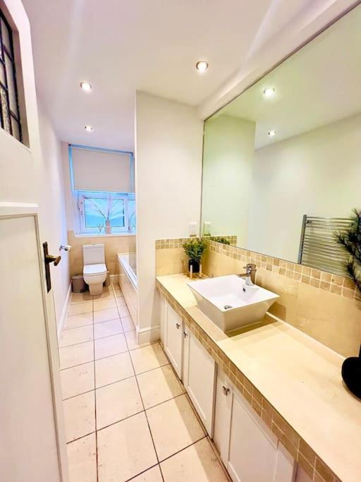 Meadows Court -wyndale- Central Mansion Style 3br Apartment
