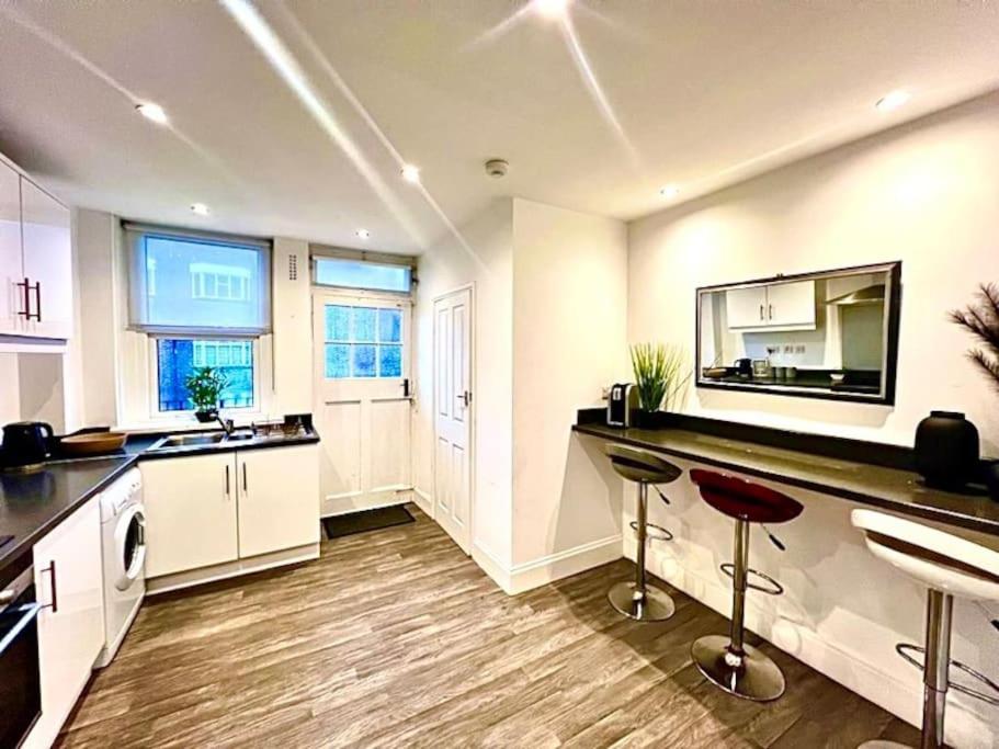 Apartment Meadows Court -wyndale- Central Mansion Style 3br