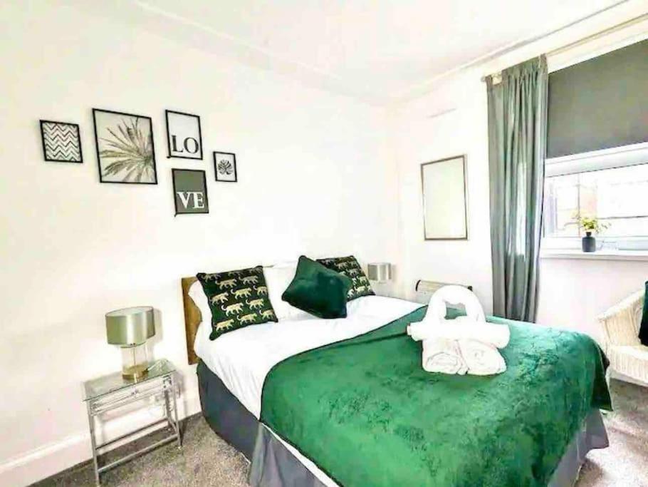 Meadows Court -wyndale- Central Mansion Style 3br *