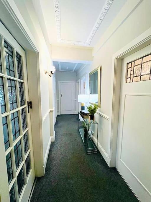 Meadows Court -wyndale- Central Mansion Style 3br