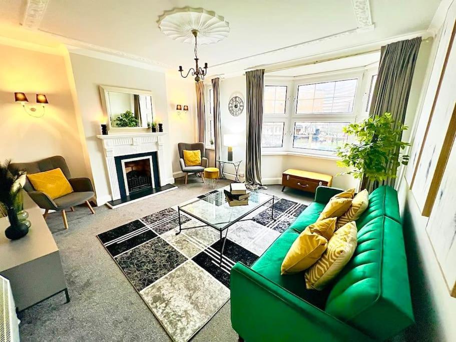 Meadows Court -wyndale- Central Mansion Style 3br Apartment Birmingham
