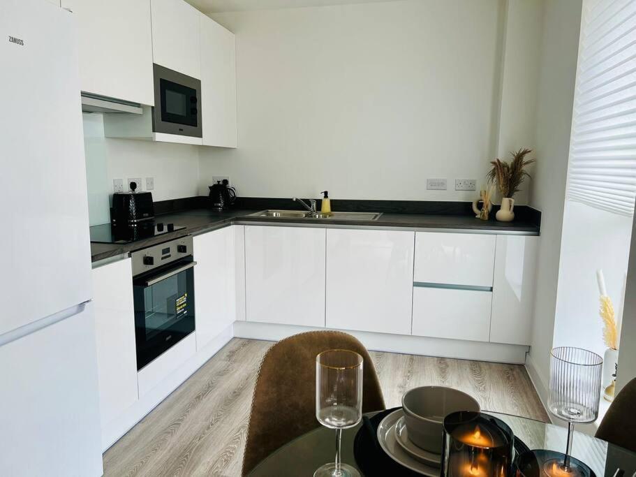 Hessian Lounge -wyndale- 2br W/parking Apartment
