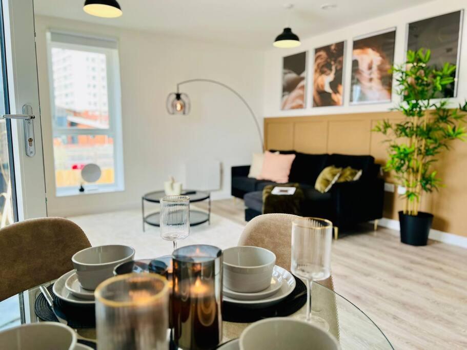 Hessian Lounge -wyndale- 2br W/parking * Birmingham
