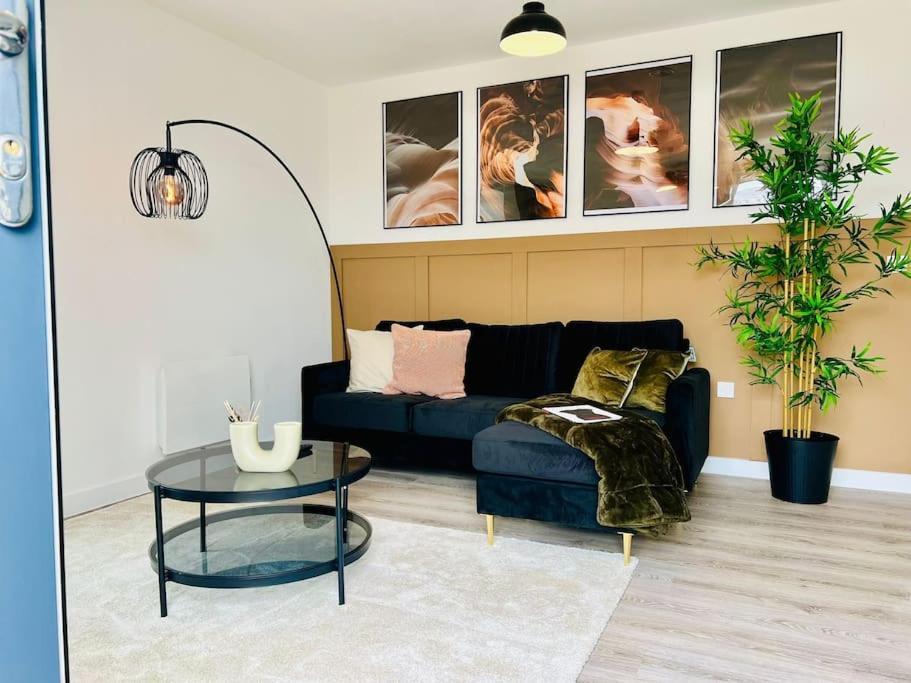 Hessian Lounge -wyndale- 2br W/parking Birmingham