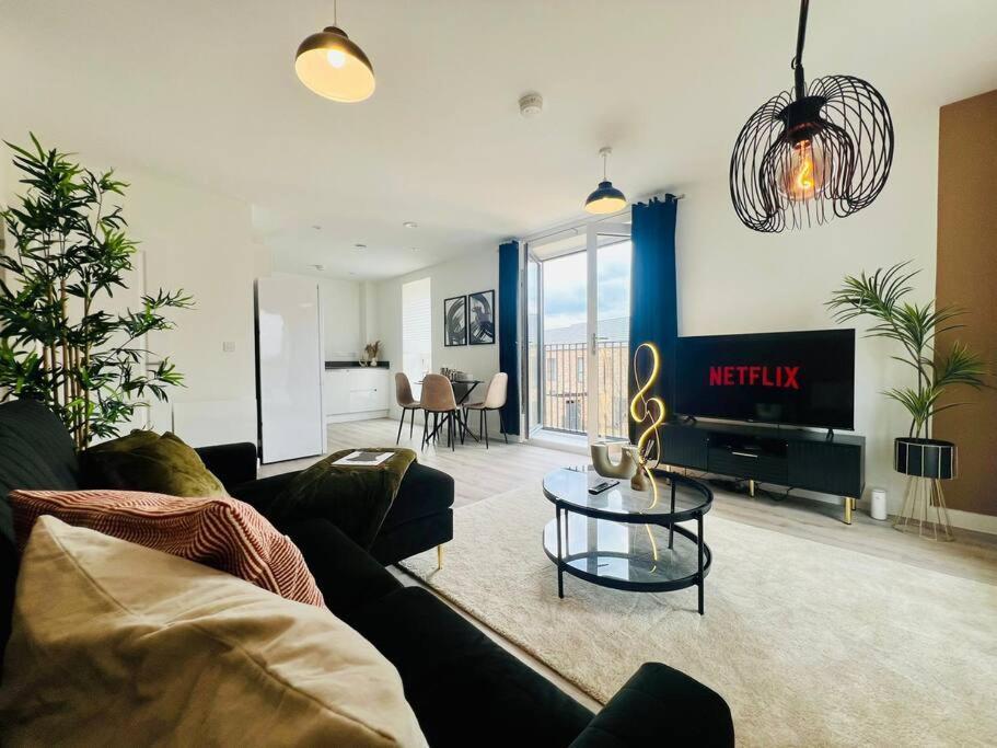 Hessian Lounge -wyndale- 2br W/parking Birmingham