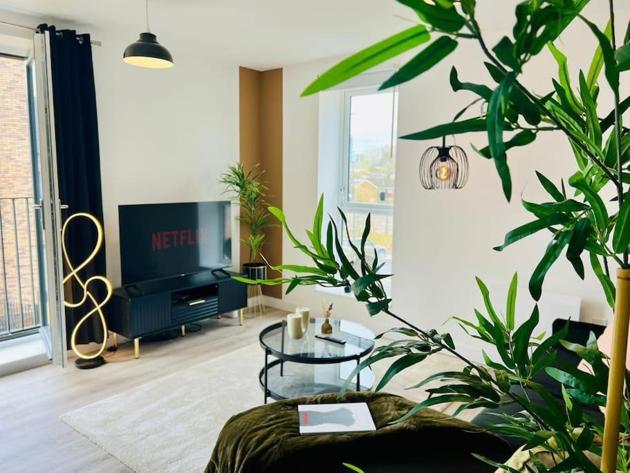 Hessian Lounge -wyndale- 2br W/parking Apartment