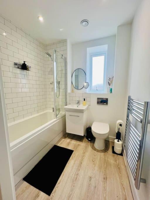 Hessian Lounge -wyndale- 2br W/parking Birmingham