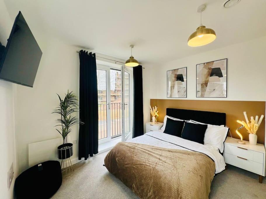 Hessian Lounge -wyndale- 2br W/parking