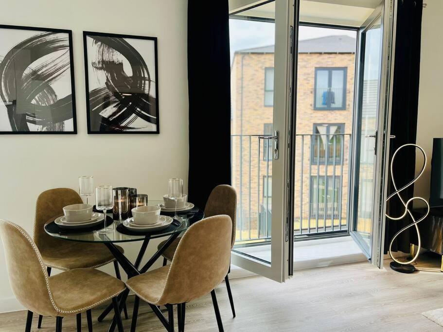 Hessian Lounge -wyndale- 2br W/parking * Birmingham