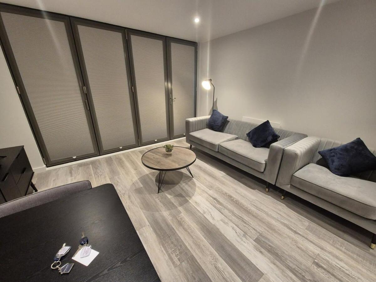 Stunning 2 Bed Apartment *