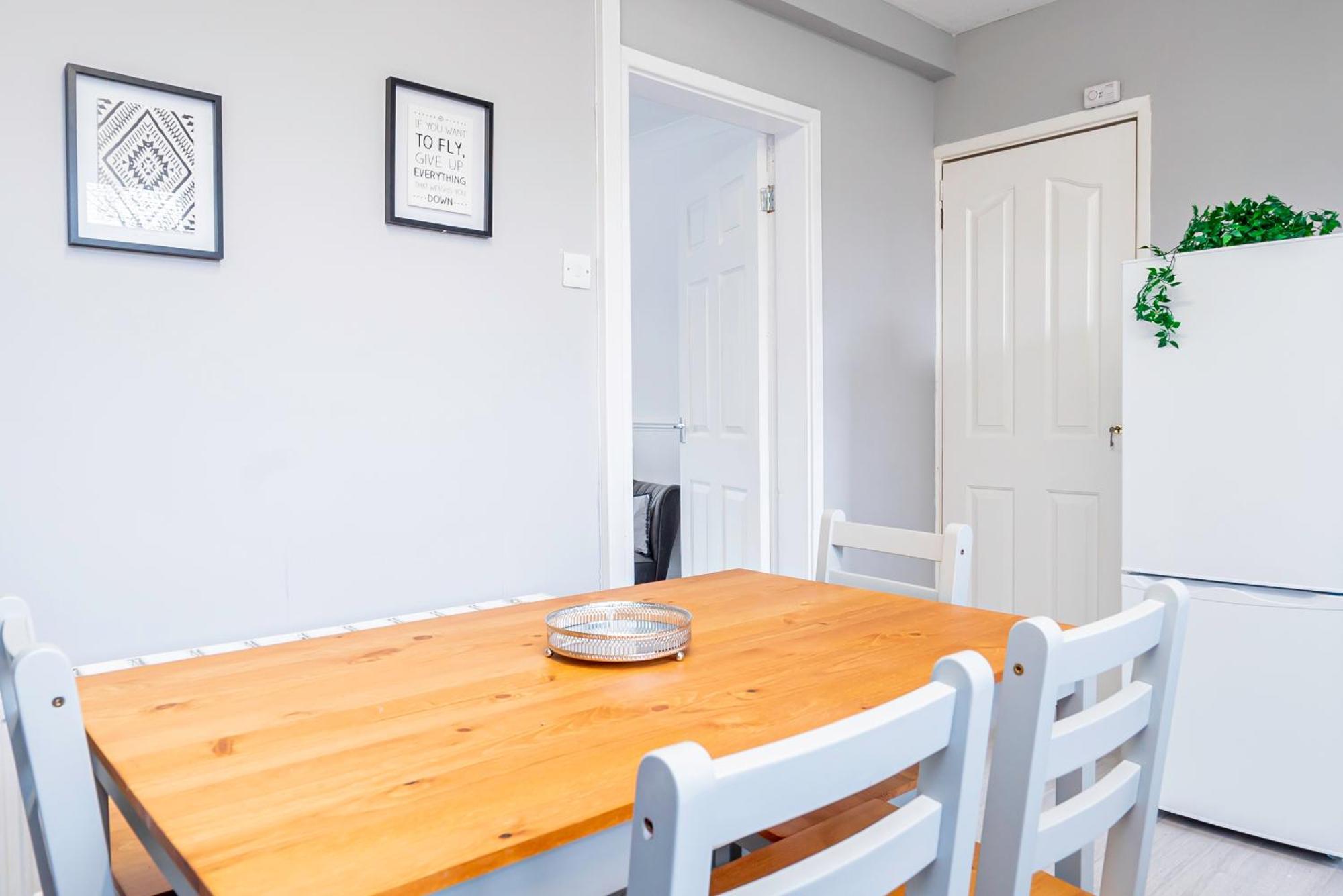Private Immaculate Contractor And Leisure With Large Driveway *