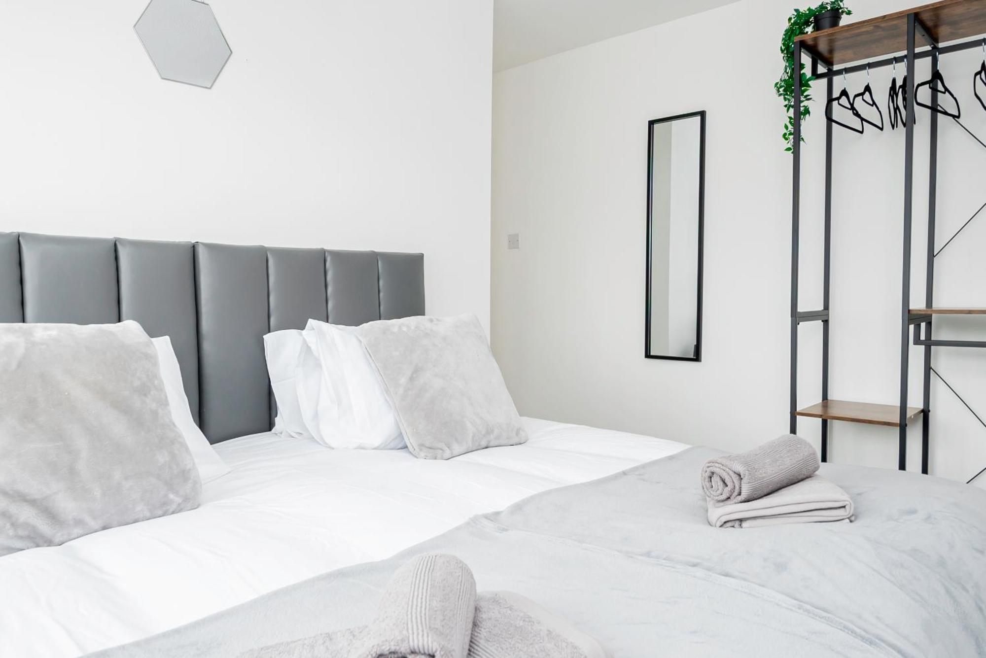 Private Immaculate Contractor And Leisure With Large Driveway Birmingham