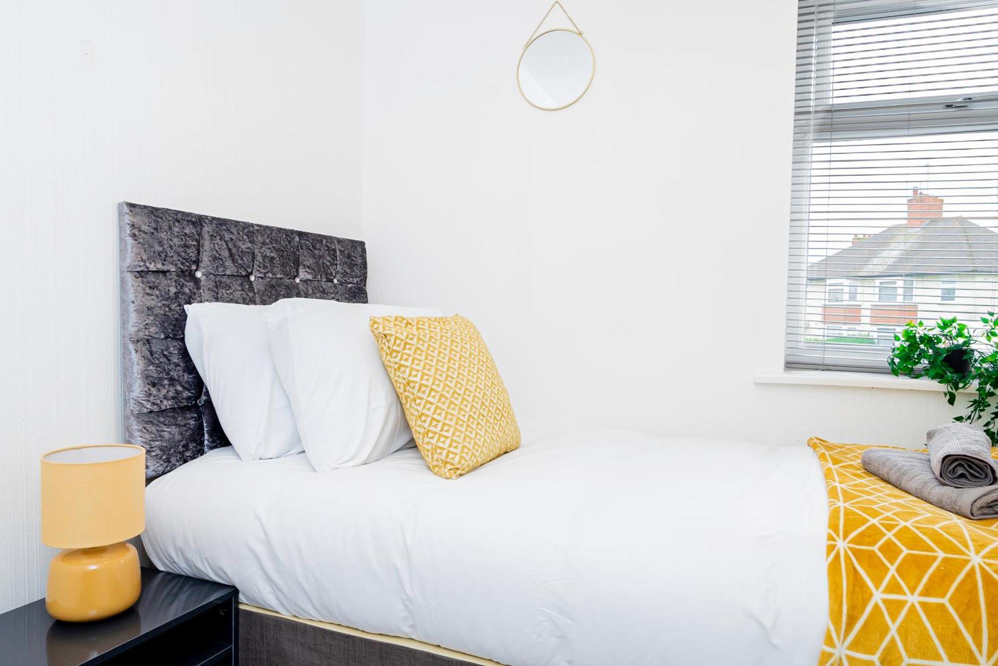 Private Immaculate Contractor And Leisure With Large Driveway Holiday home Birmingham