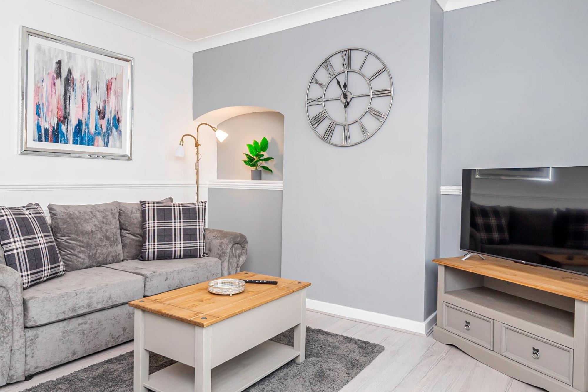Private Immaculate Contractor And Leisure With Large Driveway *
