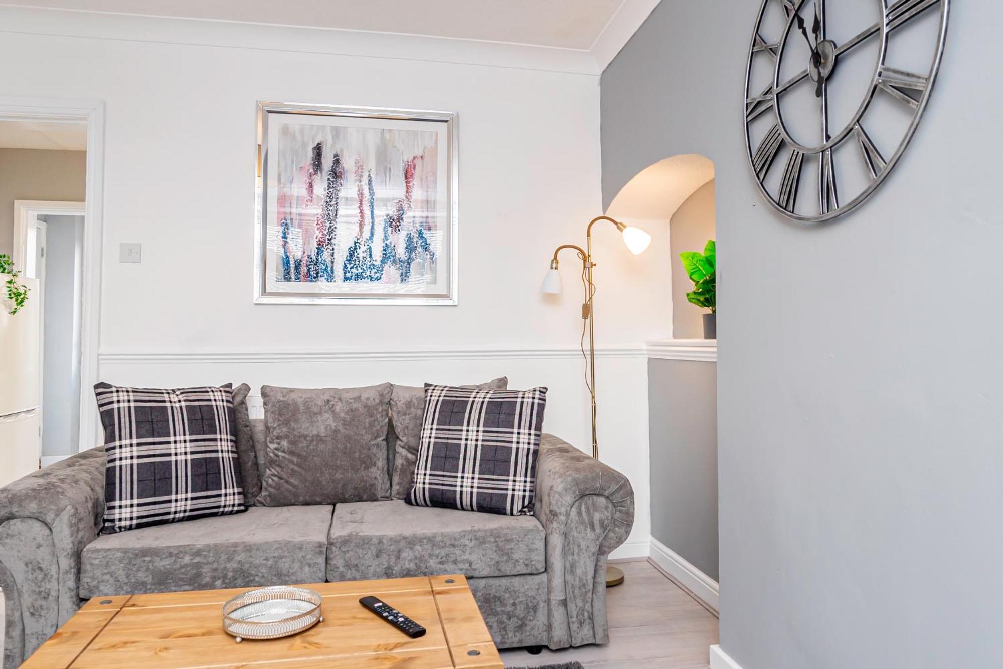 Private Immaculate Contractor And Leisure With Large Driveway *