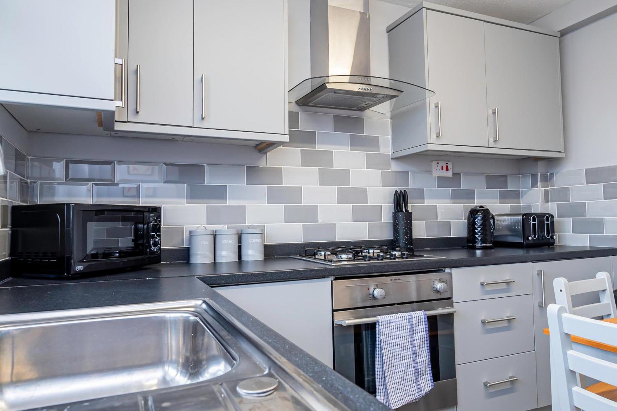 Private Immaculate Contractor And Leisure With Large Driveway * Birmingham