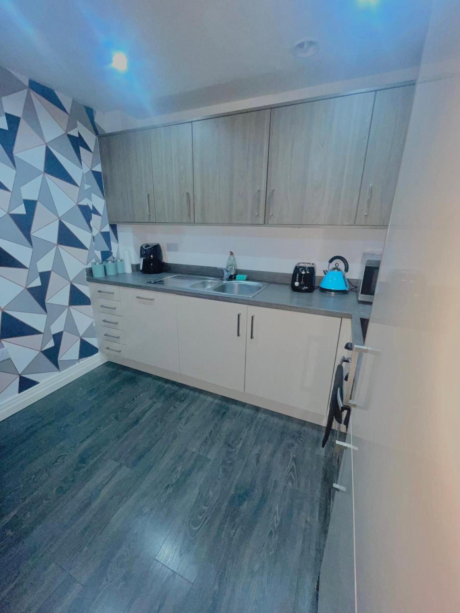 Centre- Long Stay, Homey 2 Bed Apartment- Contractors, Working Professionals, Families & Relocators Apartment *