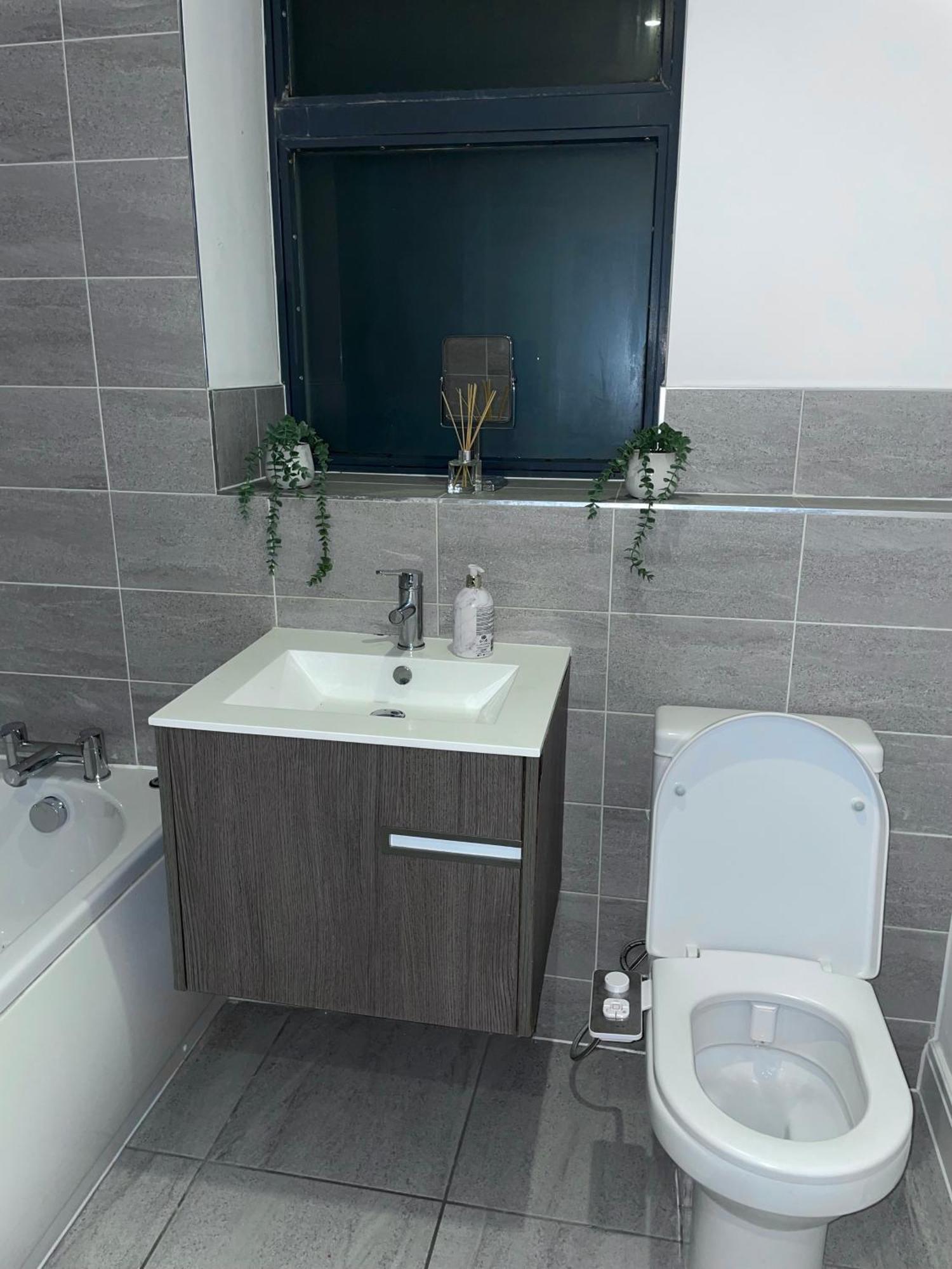 Centre- Long Stay, Homey 2 Bed Apartment- Contractors, Working Professionals, Families & Relocators Apartment