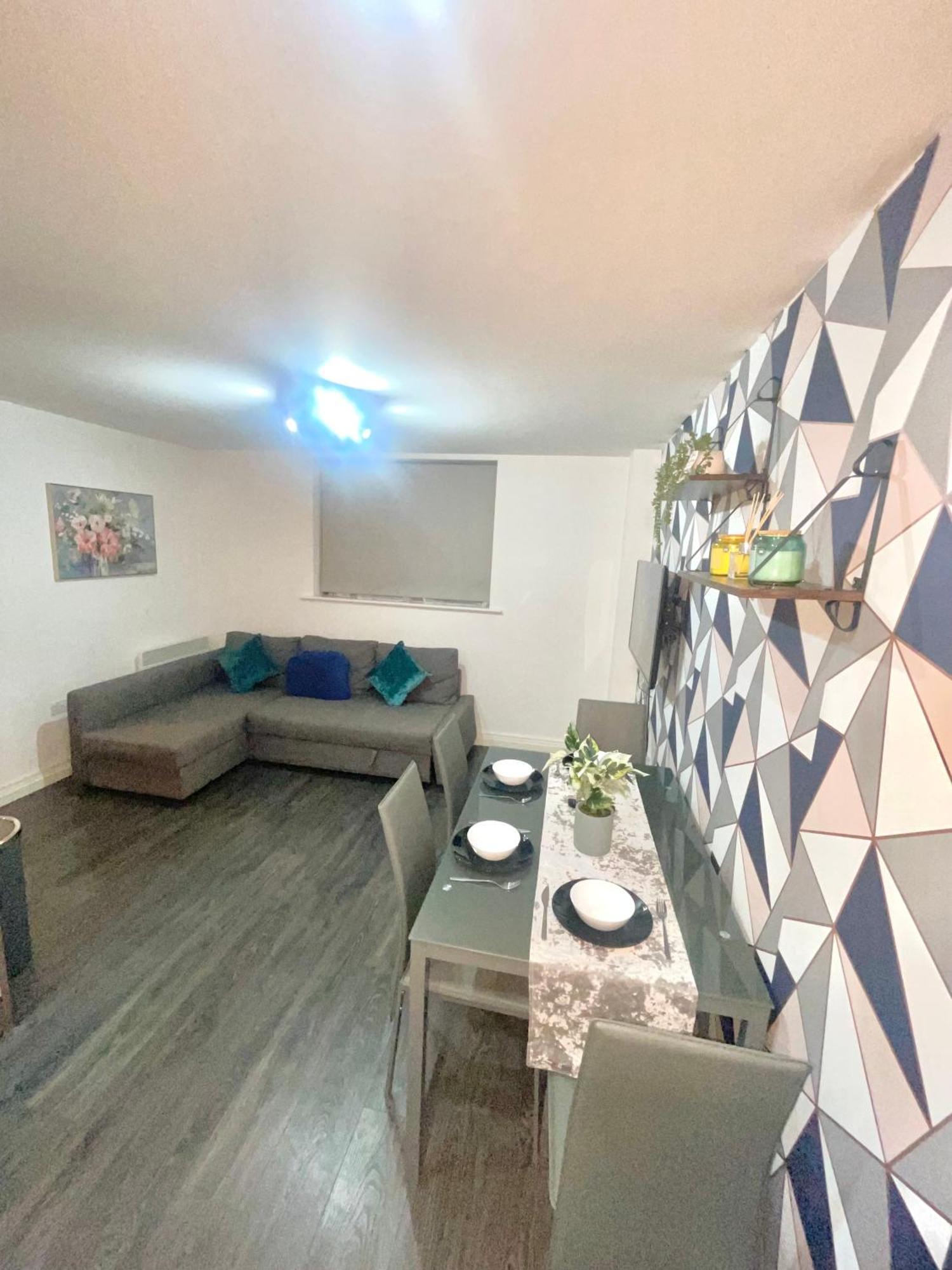 Centre- Long Stay, Homey 2 Bed Apartment- Contractors, Working Professionals, Families & Relocators Apartment