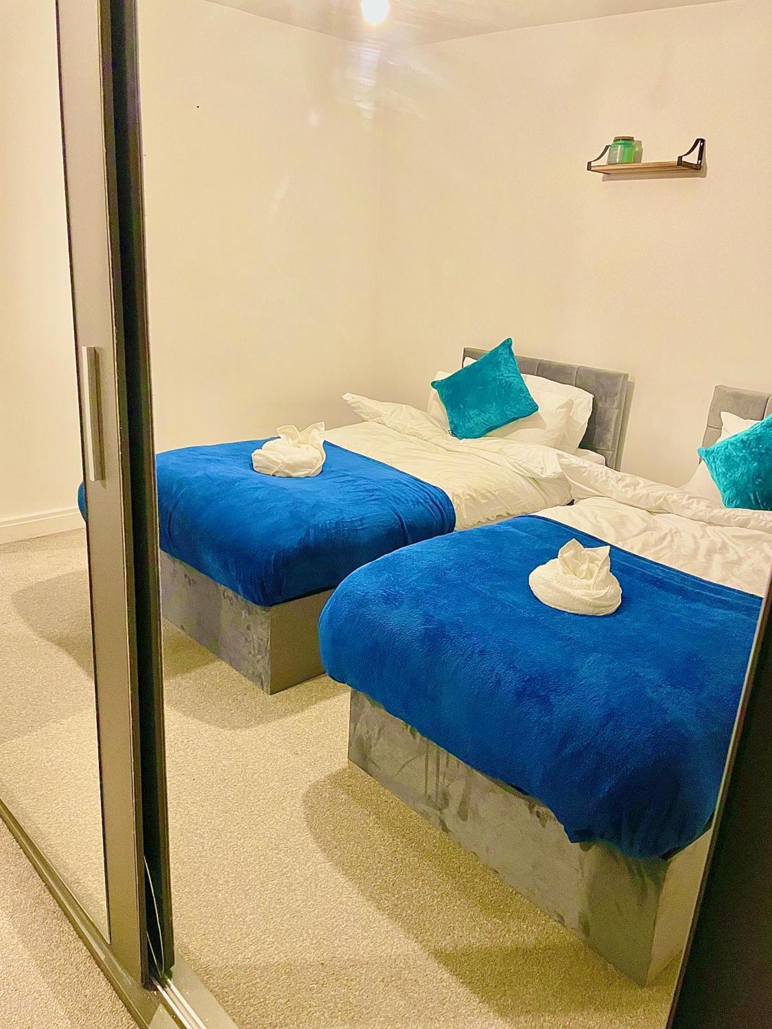 Centre- Long Stay, Homey 2 Bed Apartment- Contractors, Working Professionals, Families & Relocators *