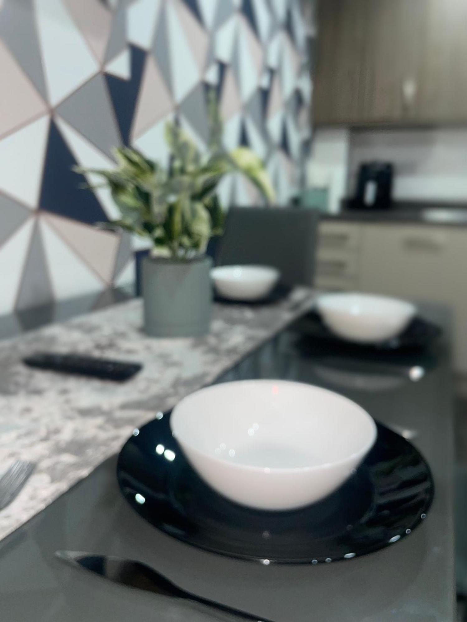 Centre- Long Stay, Homey 2 Bed Apartment- Contractors, Working Professionals, Families & Relocators Apartment