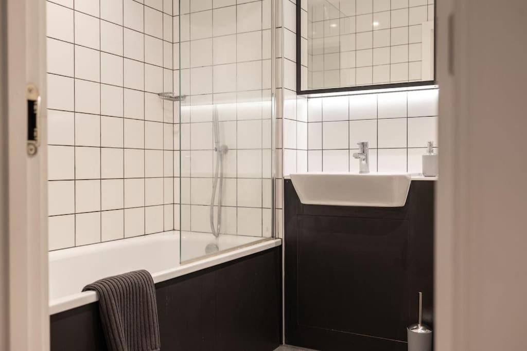 Chrome Homes - New 1 Bed Centre Wi-fi/smarttv Apartment