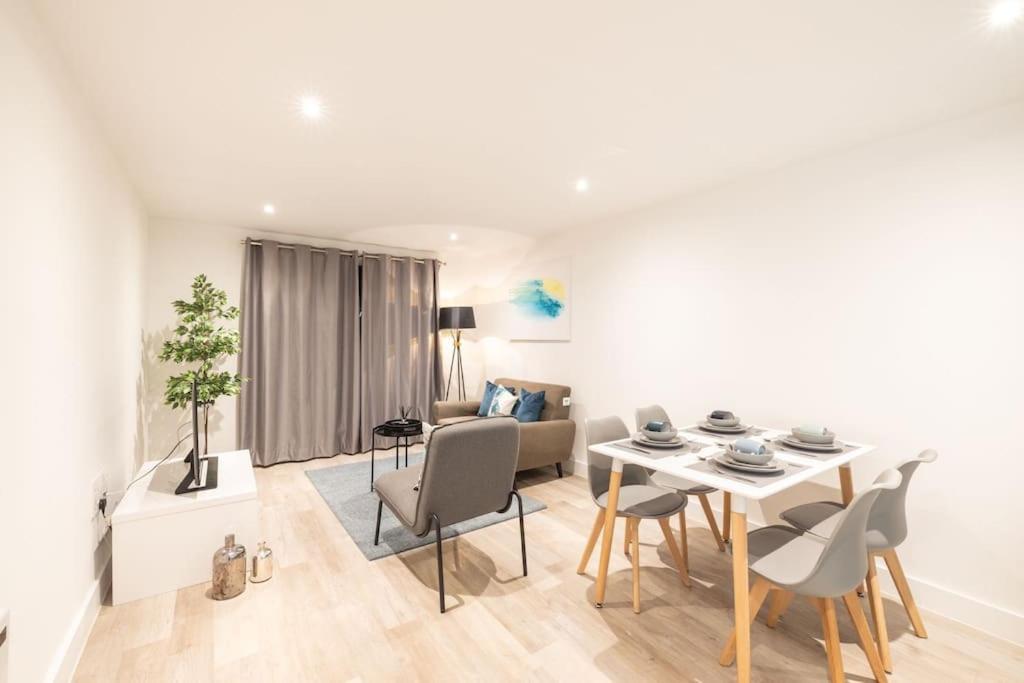 Chrome Homes - New 1 Bed Centre Wi-fi/smarttv Apartment Birmingham