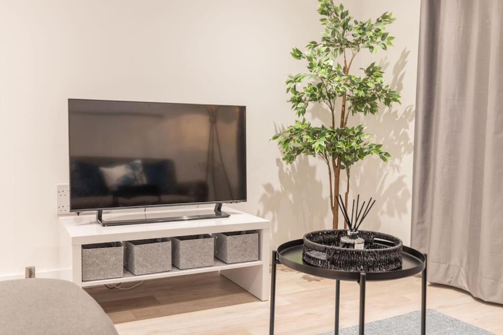 Chrome Homes - New 1 Bed Centre Wi-fi/smarttv Apartment