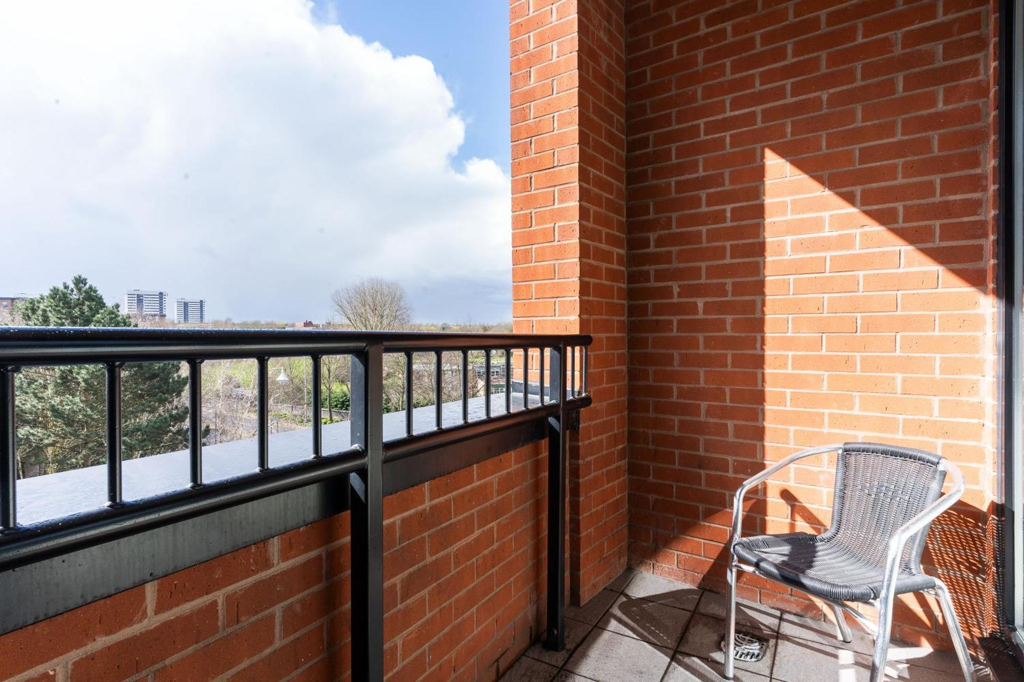 Bright With Balcony Apartment Birmingham