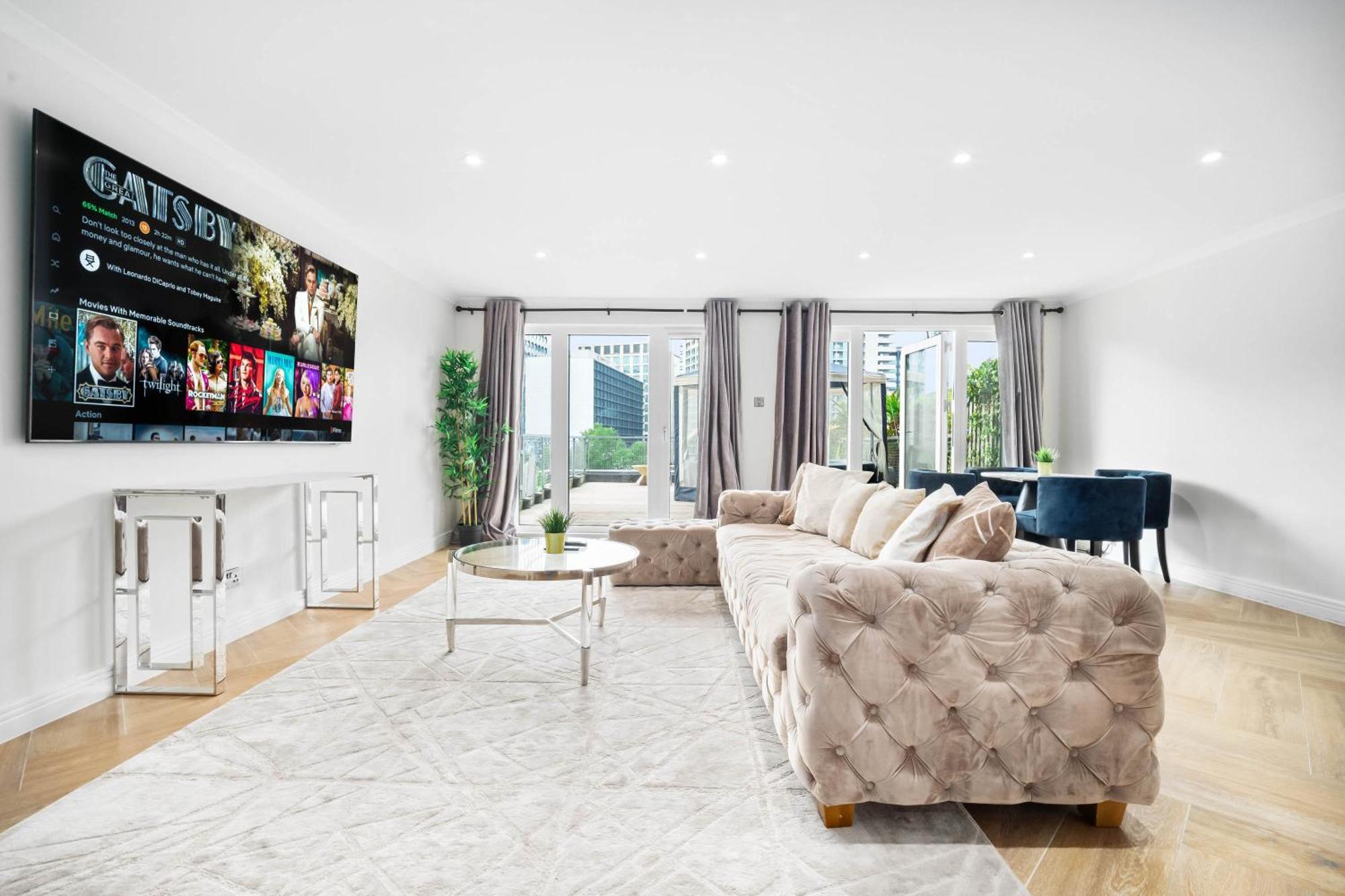 Luxury 3 Bedroom Penthouse - City Centre - Terrace - Hot Tub - Gym - 21mb Apartment