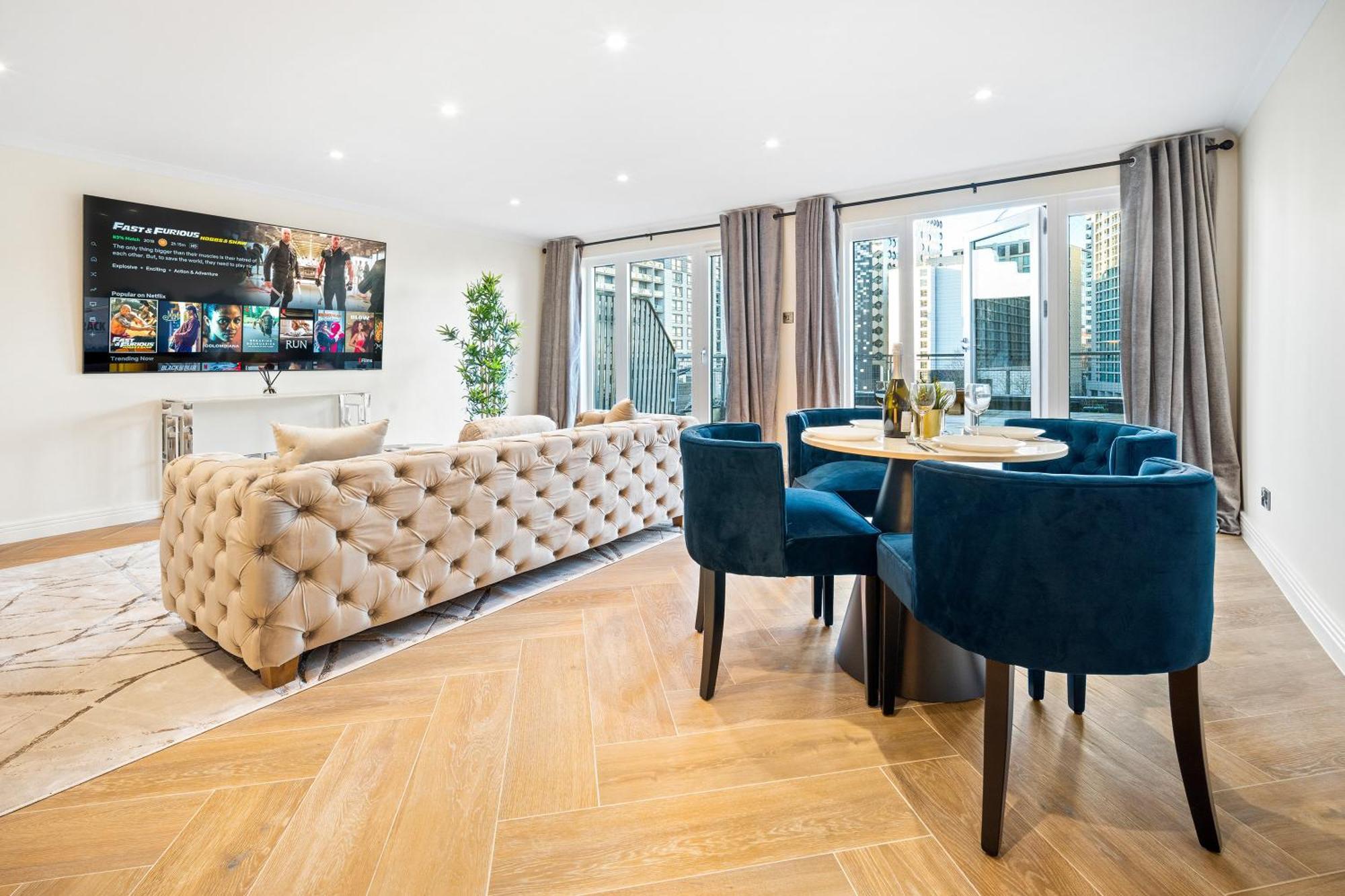 Luxury 3 Bedroom Penthouse - City Centre - Terrace - Hot Tub - Gym - 21mb Apartment *