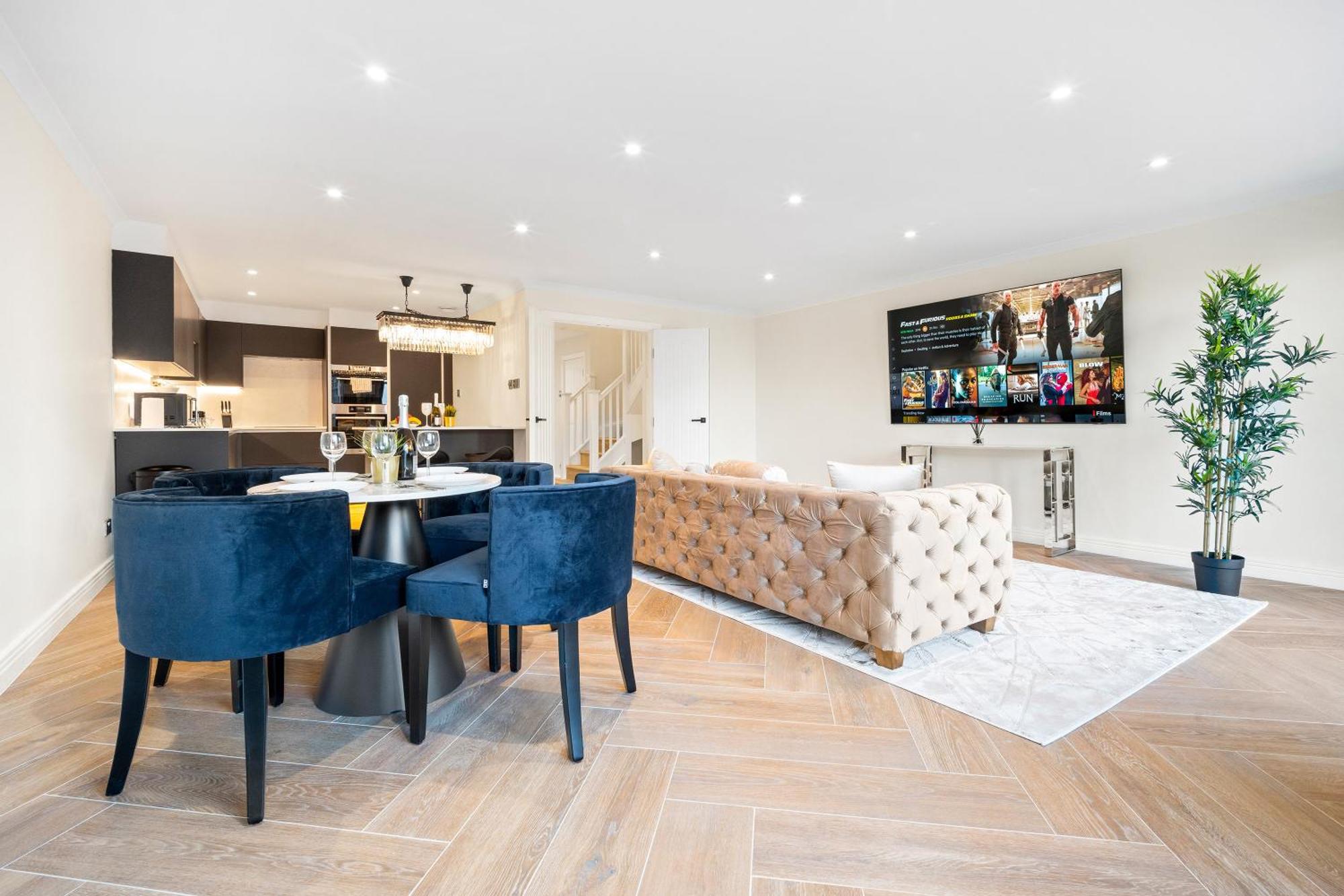 Luxury 3 Bedroom Penthouse - City Centre - Terrace - Hot Tub - Gym - 21mb *