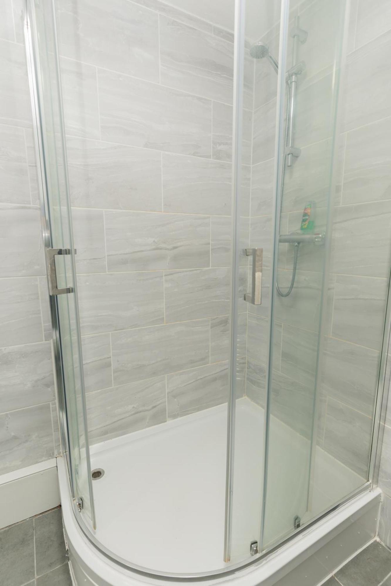 Spacious, Contractors, Long Term Discounts Holiday home *