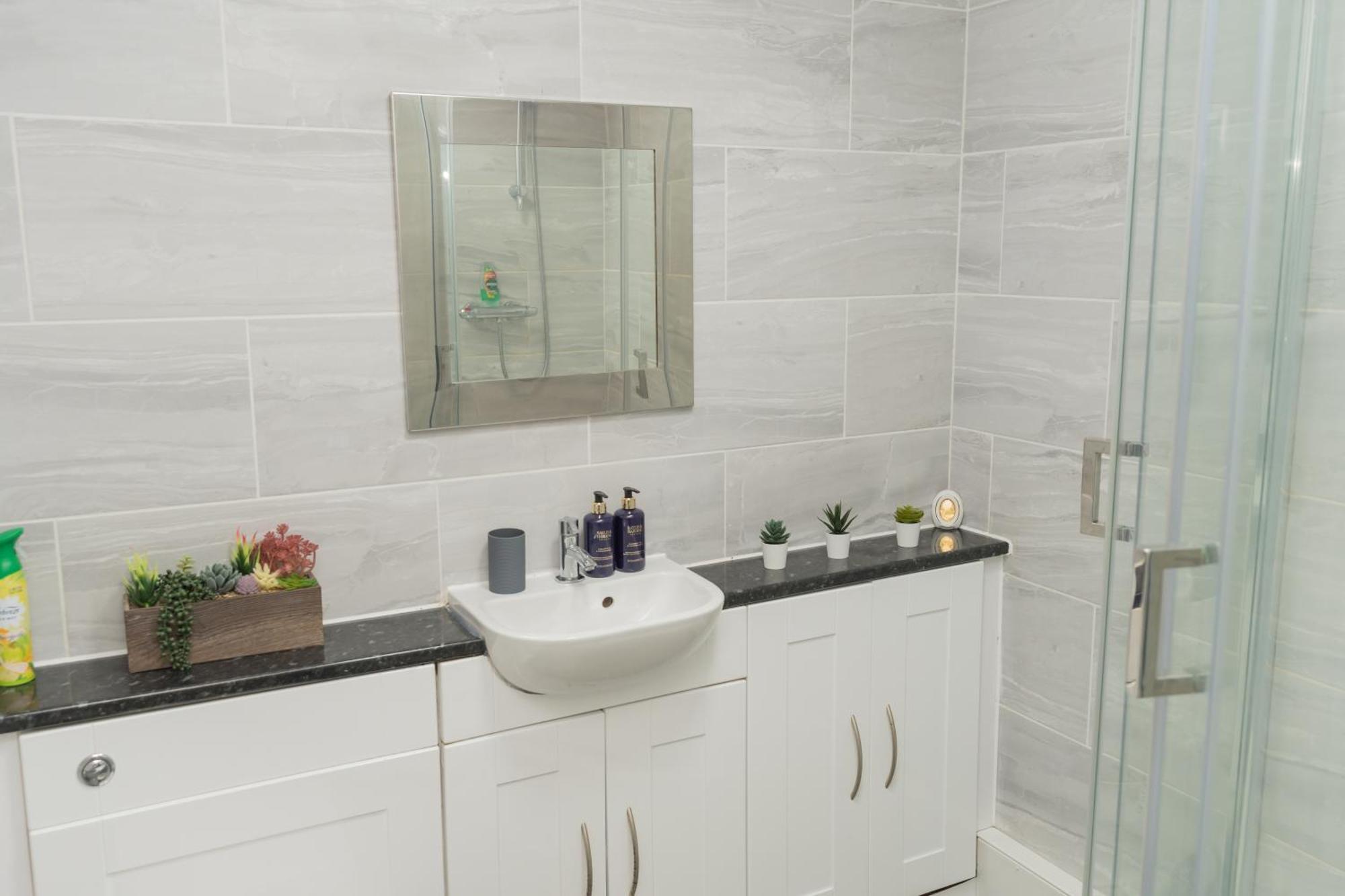 Spacious, Contractors, Long Term Discounts Holiday home *