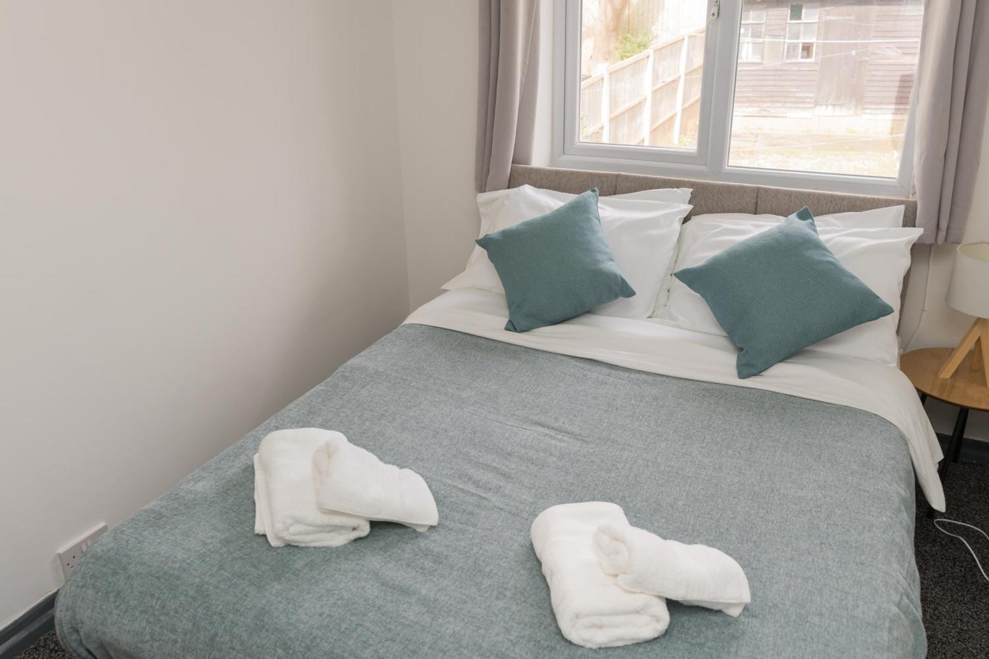 Spacious, Contractors, Long Term Discounts Holiday home