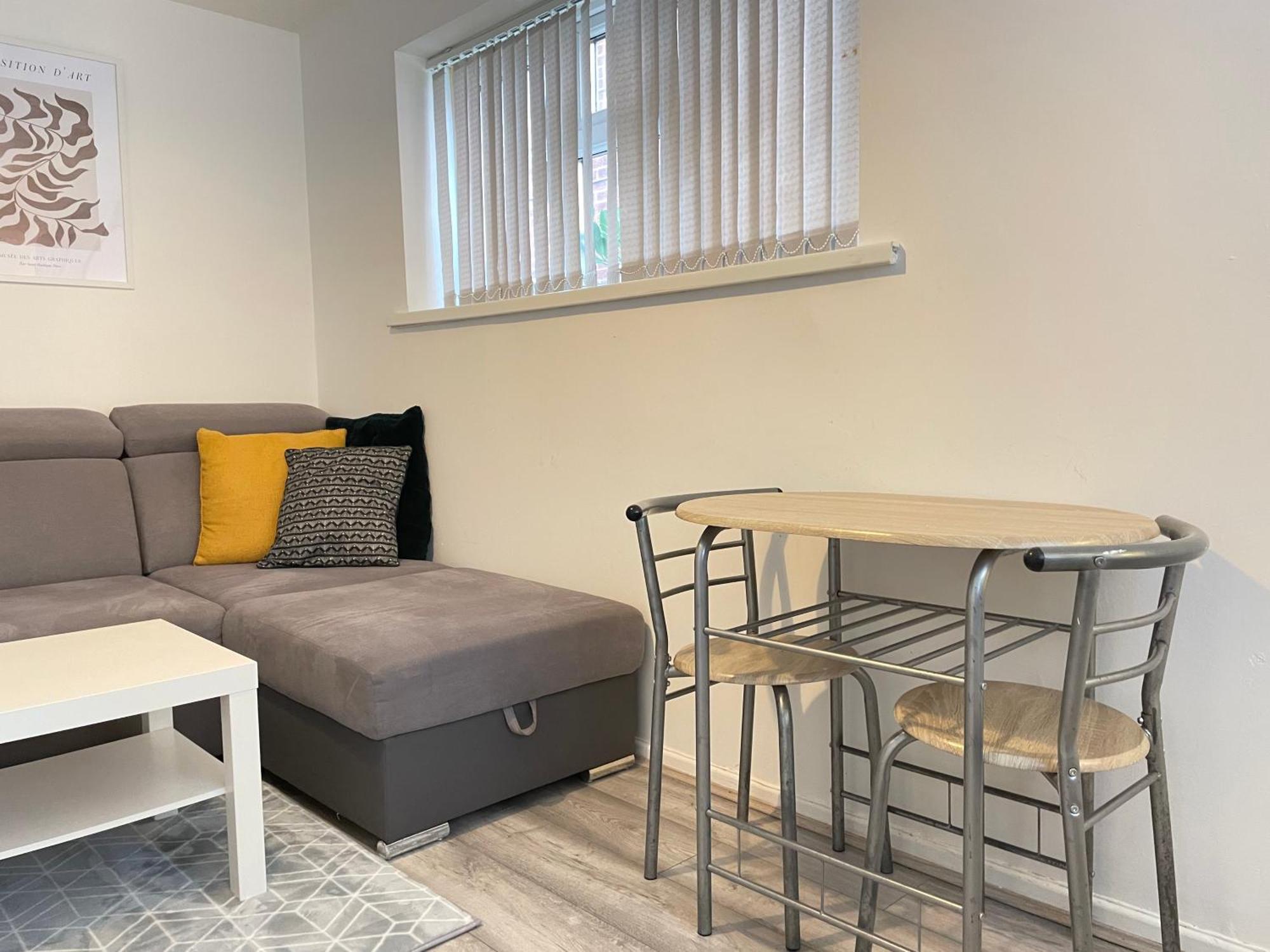 One-bed House With Off-street Parking Apartment *
