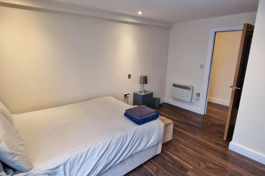 Two Bedroom Flat B1 Apartment *