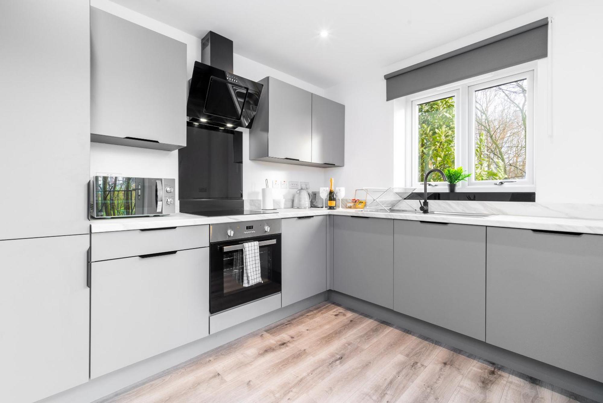 Luxury 2 Bedroom - Parking & Balcony - Underfloor Heating - 6mc Apartment