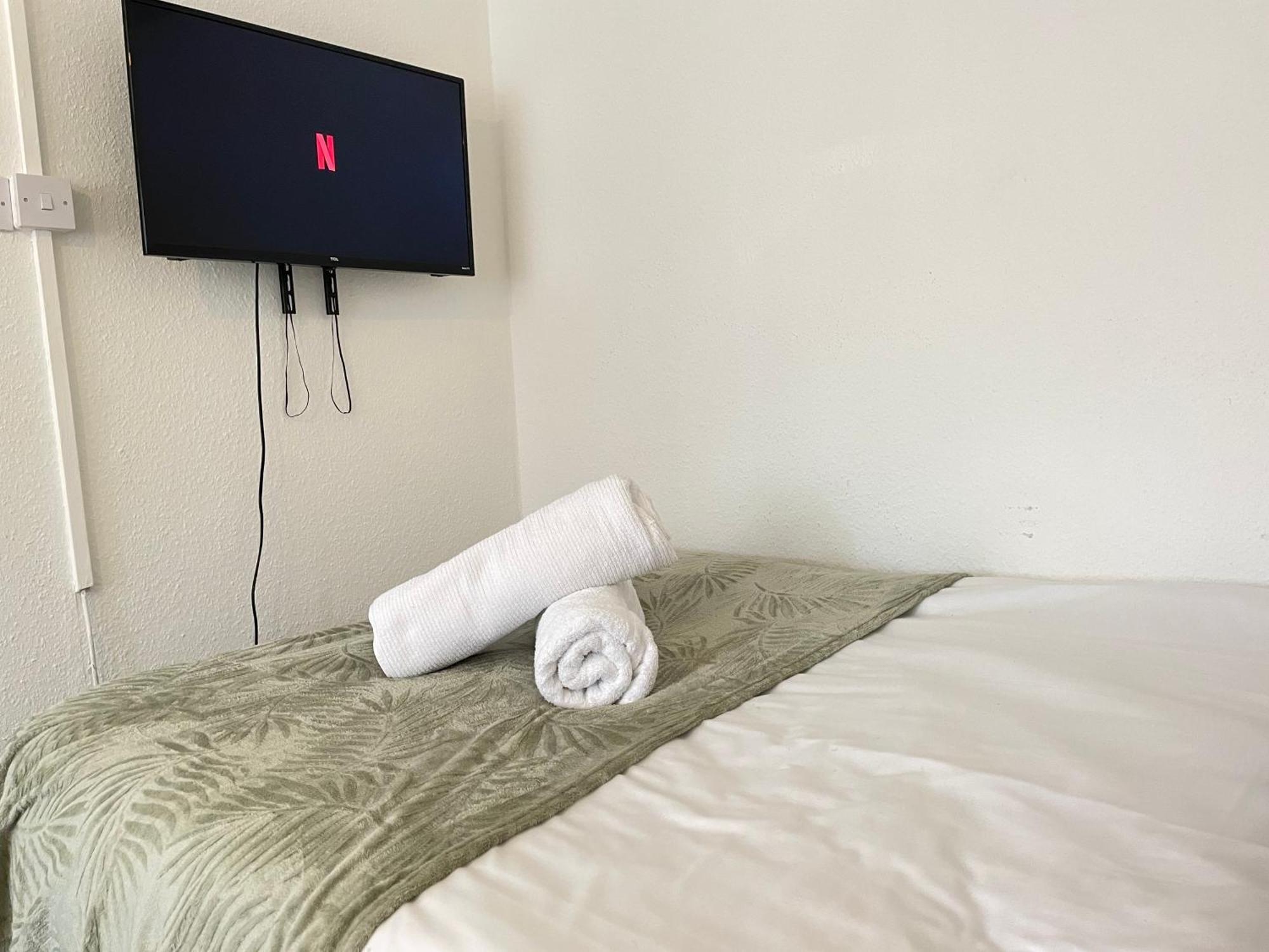 One-bed House With Off-street Parking Apartment *