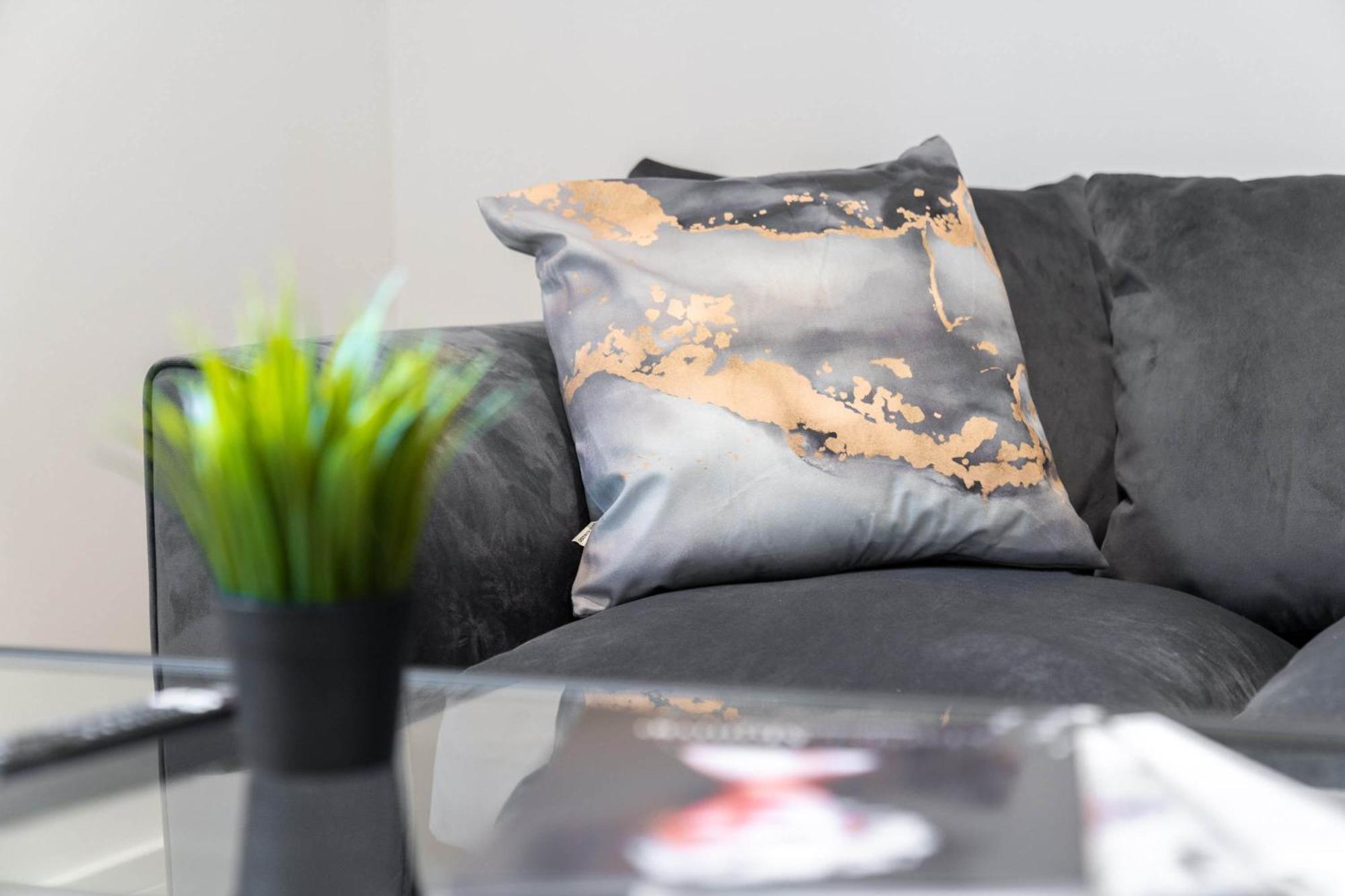 Luxury 2 Bedroom - Parking & Balcony - Underfloor Heating - 6mc Apartment