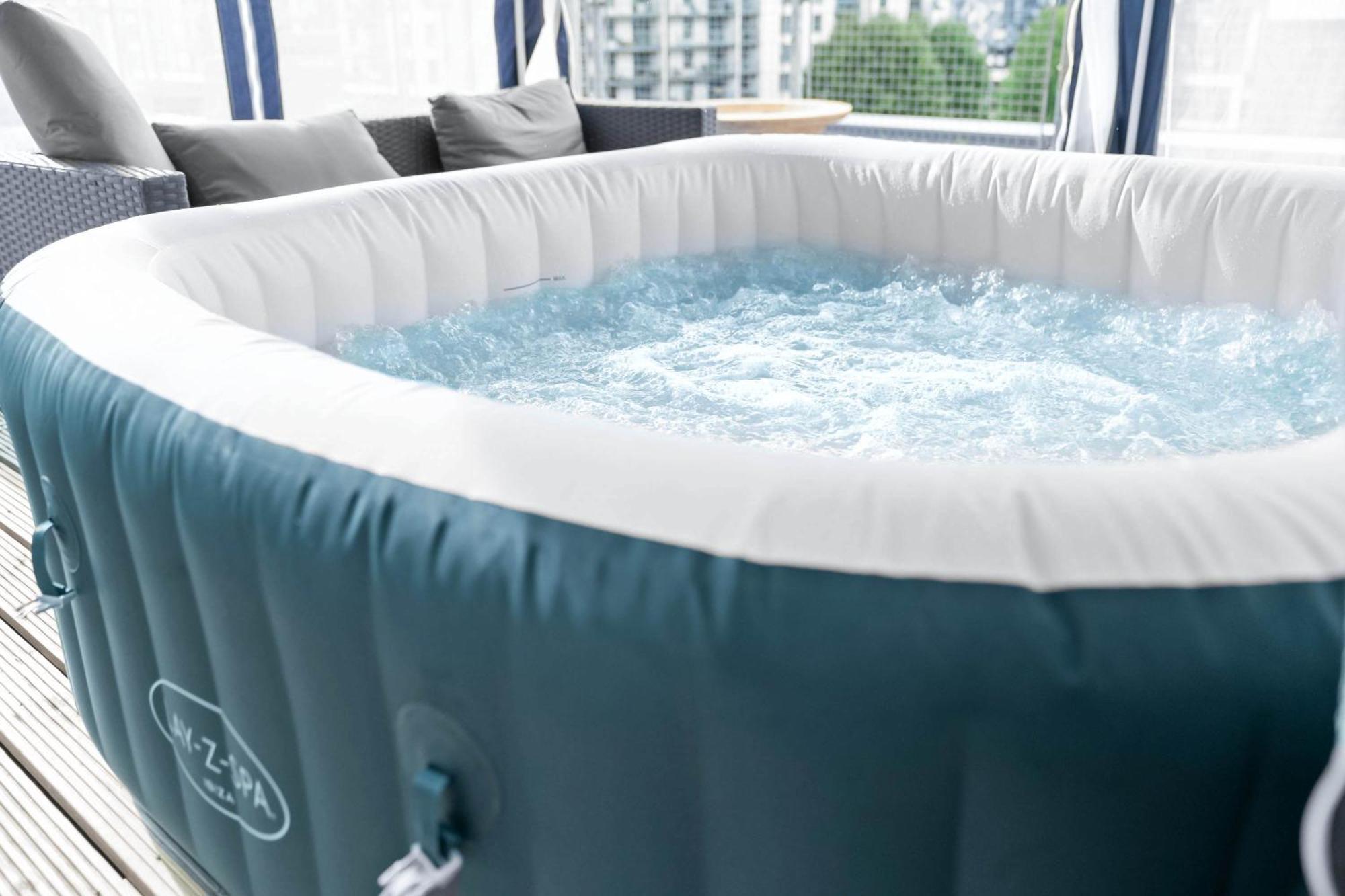 Luxury 3 Bedroom Penthouse - City Centre - Terrace - Hot Tub - Gym - 21mb Apartment