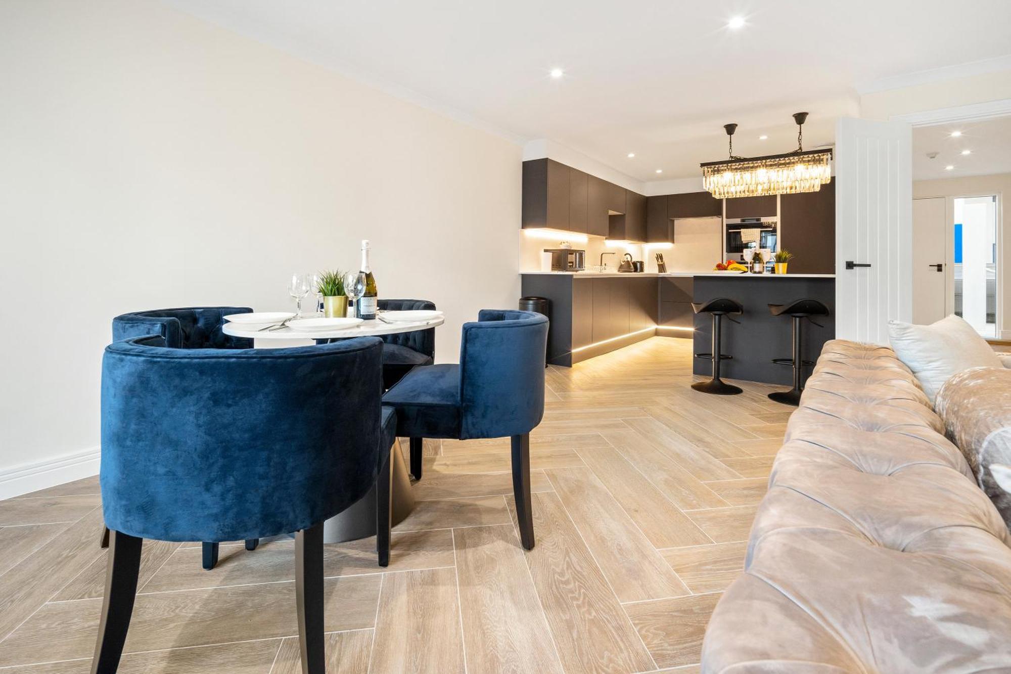 Luxury 3 Bedroom Penthouse - City Centre - Terrace - Hot Tub - Gym - 21mb Apartment
