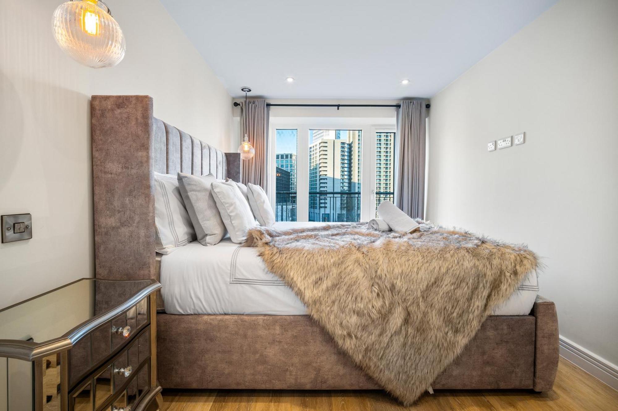 Luxury 3 Bedroom Penthouse - City Centre - Terrace - Hot Tub - Gym - 21mb Apartment