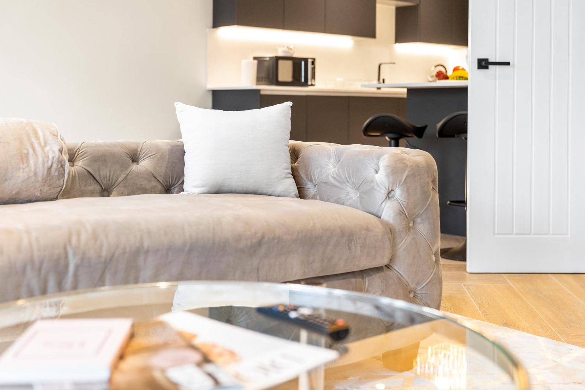 Luxury 3 Bedroom Penthouse - City Centre - Terrace - Hot Tub - Gym - 21mb Apartment *
