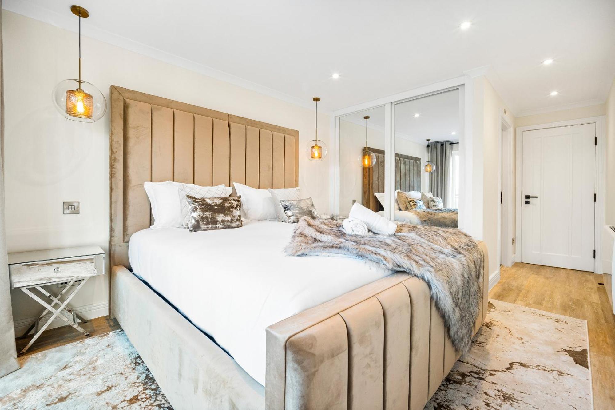 Luxury 3 Bedroom Penthouse - City Centre - Terrace - Hot Tub - Gym - 21mb *