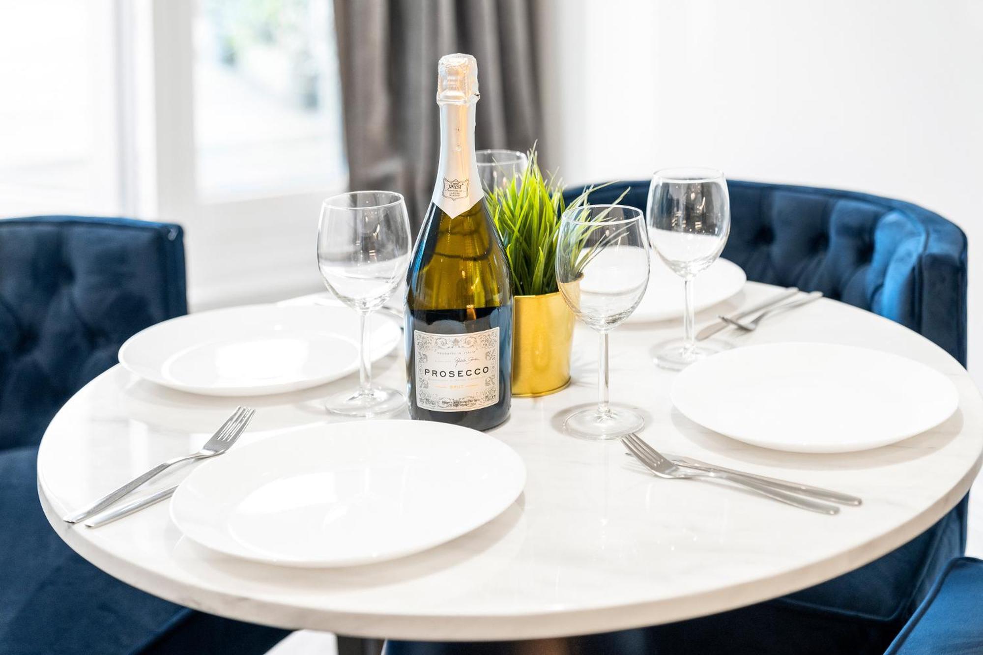 Luxury 3 Bedroom Penthouse - City Centre - Terrace - Hot Tub - Gym - 21mb Birmingham