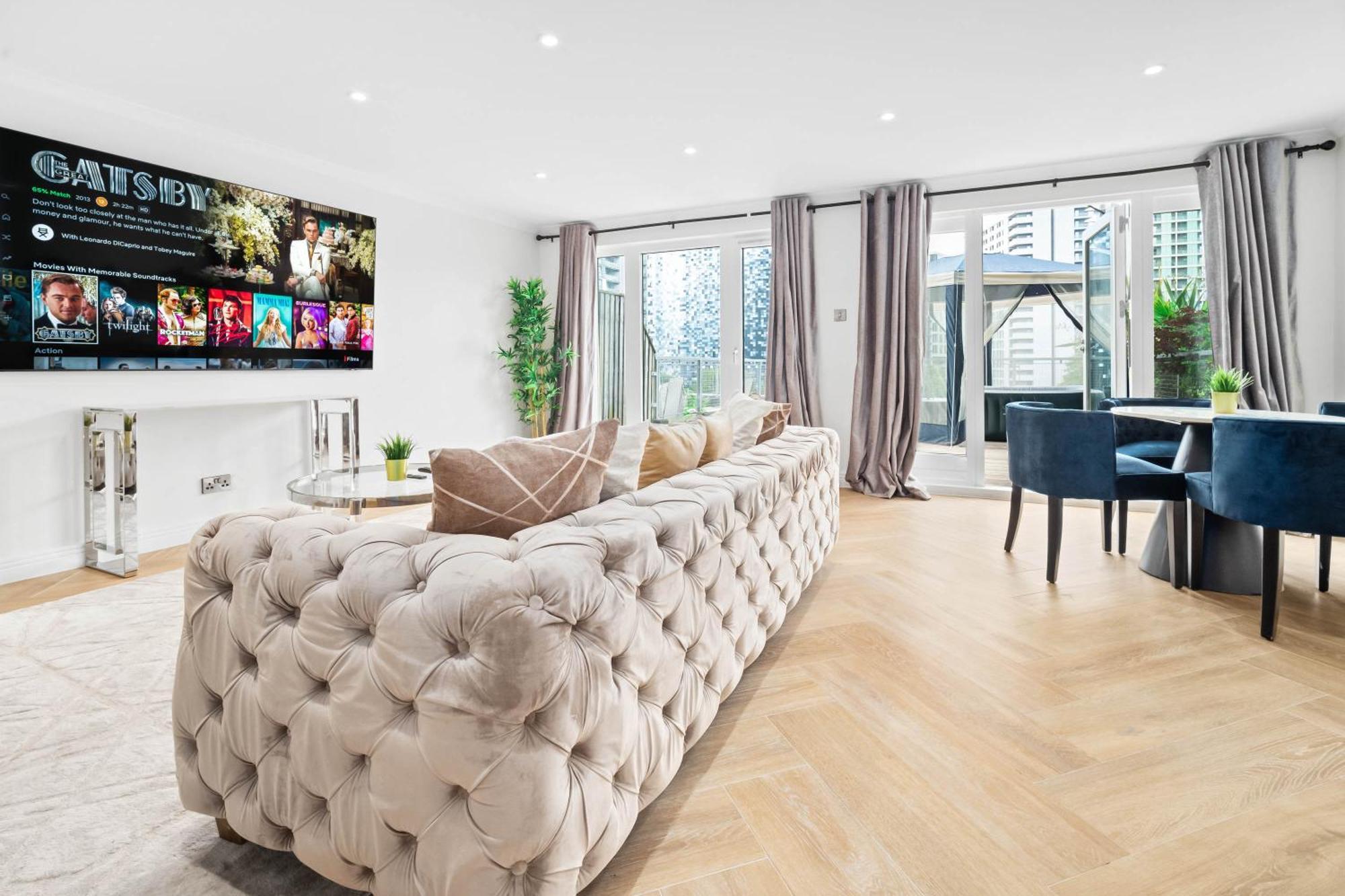 Luxury 3 Bedroom Penthouse - City Centre - Terrace - Hot Tub - Gym - 21mb