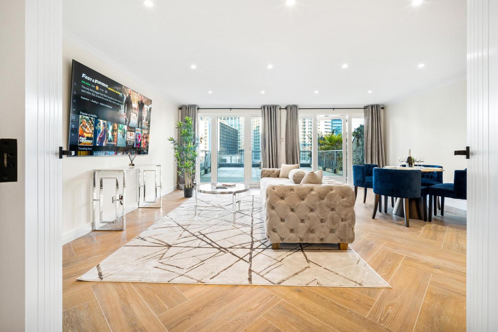 Luxury 3 Bedroom Penthouse - City Centre - Terrace - Hot Tub - Gym - 21mb