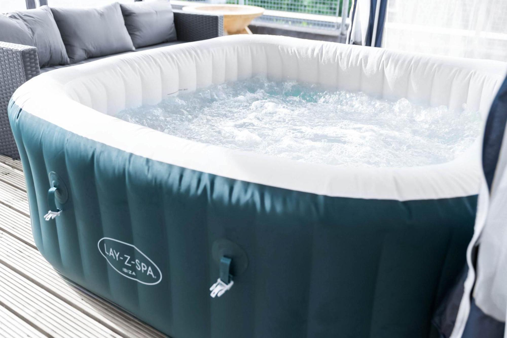 Luxury 3 Bedroom Penthouse - City Centre - Terrace - Hot Tub - Gym - 21mb Apartment *